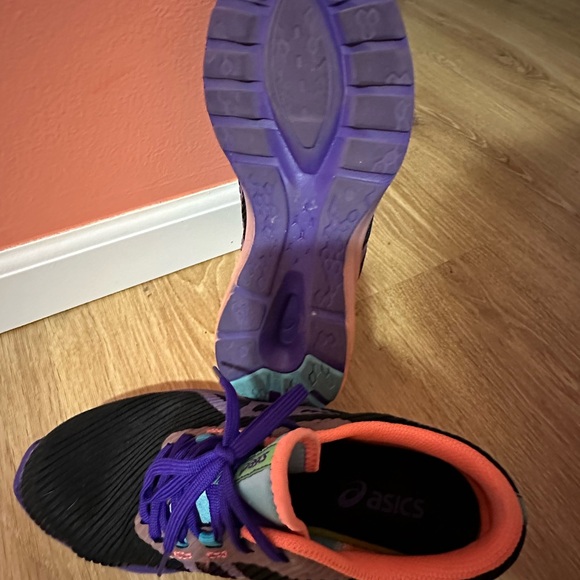 ASICS Tennis Shoes, Sz 7 - Picture 2 of 4